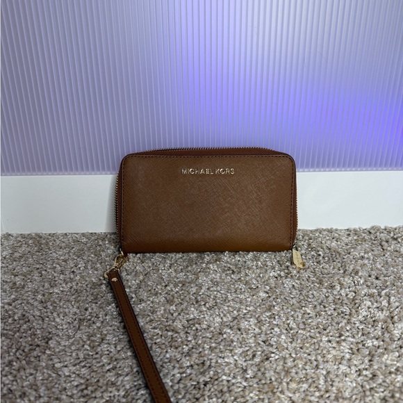 Michael Kors Handbags - Michael Kors Tan Wristlet Clutch